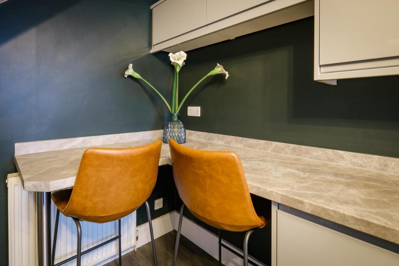 Rockside - Luxury 1 Bedroom Home With Hot Tub, Central Location, Parking And Pet Friendly Уиндермир Экстерьер фото