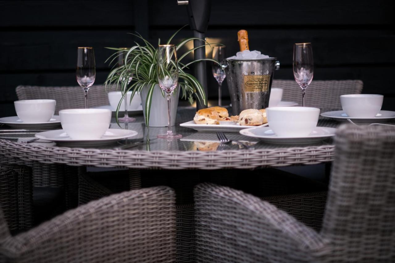 Rockside - Luxury 1 Bedroom Home With Hot Tub, Central Location, Parking And Pet Friendly Уиндермир Экстерьер фото