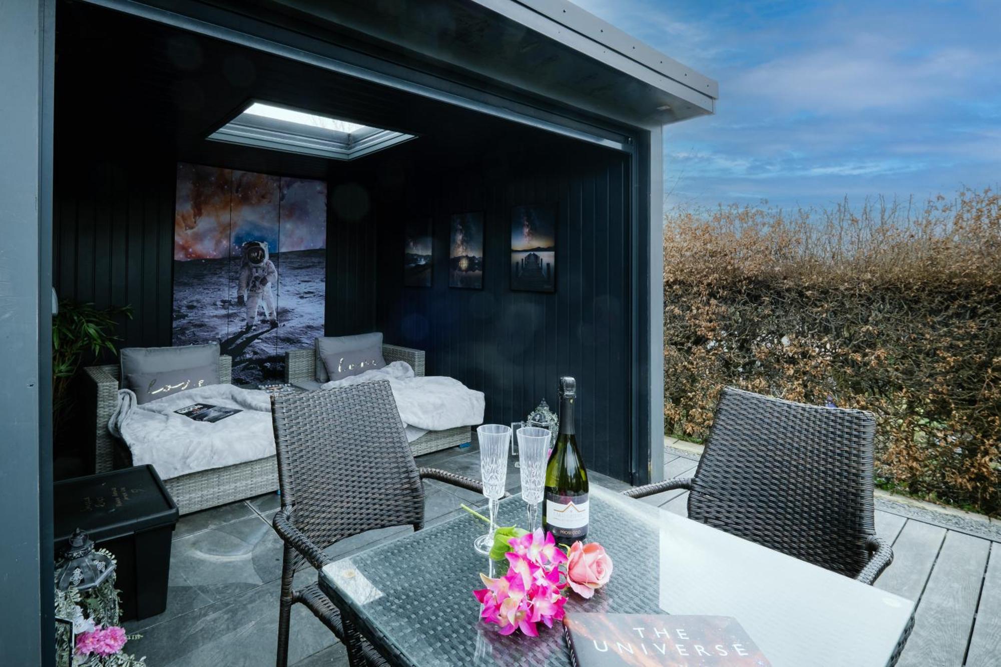 Rockside - Luxury 1 Bedroom Home With Hot Tub, Central Location, Parking And Pet Friendly Уиндермир Экстерьер фото
