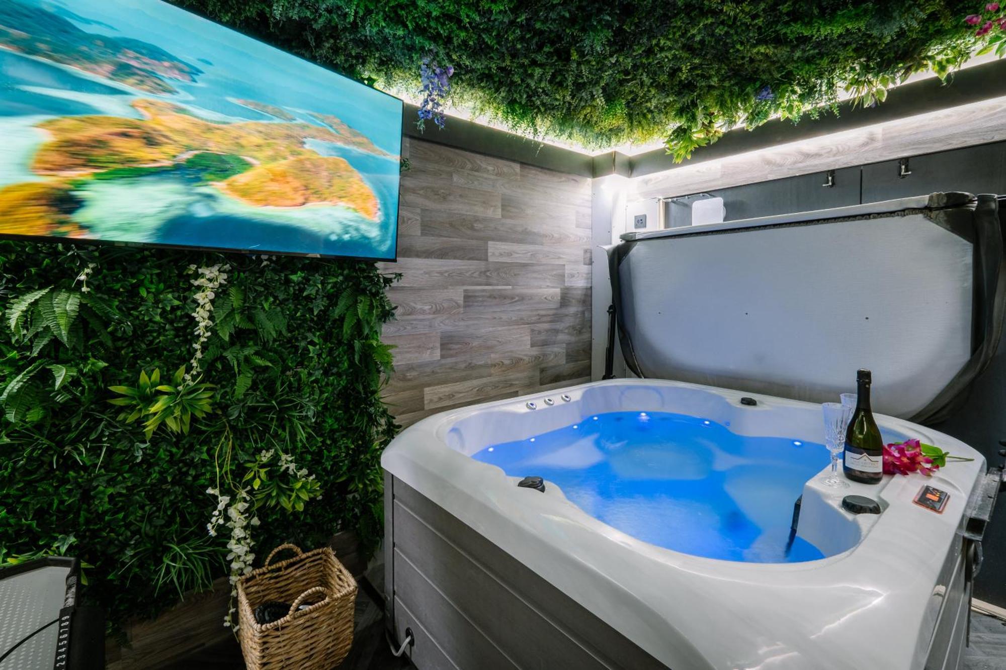 Rockside - Luxury 1 Bedroom Home With Hot Tub, Central Location, Parking And Pet Friendly Уиндермир Экстерьер фото